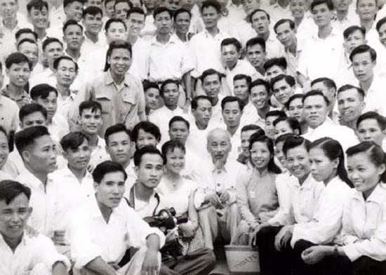 President Ho Chi Minh and journalists, 1960 (Photo: Archive/VNA)