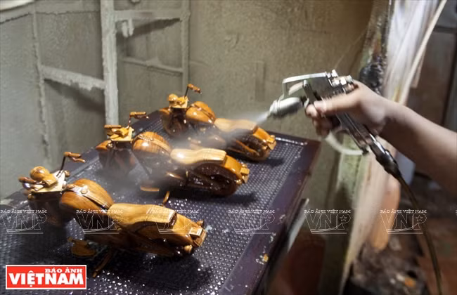The stage of spraying PU paint for products. (Source: VNA)