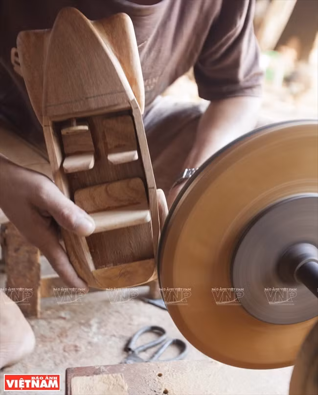 The fine art articles require the artisan’s meticulousness and carefulness in all stages. (Source: VNA)