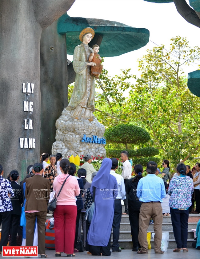 Our Lady of La Vang is a Marian apparition in the figure of a Vietnamese lady holding in her arms her child wearing a Vietnamese traditional costume (Photo: VNA)