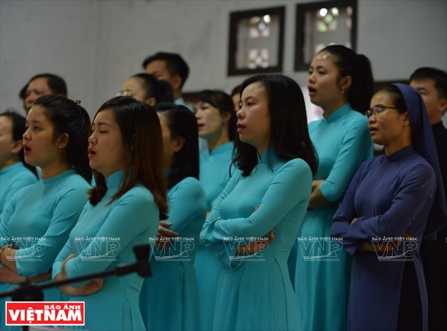 The choir of Tay Linh church sing hymns during a Sunday service (Photo: VNA)