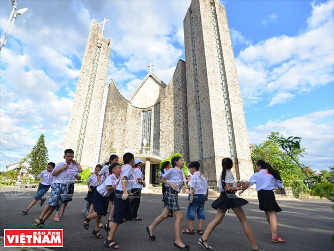 Summer activities for children at Phu Cam cathedral are diverse, covering from learning the dogmas of the church, foreign languages and life skills to singing and dancing (Photo: VNA)