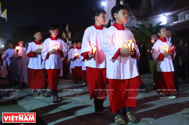 Catholic children in a candle parade on Christmas night (Photo: VNA)