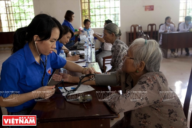 The administration of Ba Ria Vung Tau province provides free medical check-ups for lay people from Suoi Rao parish (Photo: VNA)