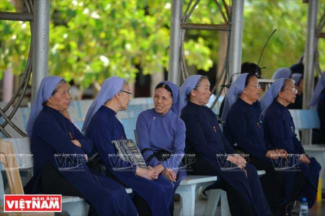 Nuns meet at the shrine of Our Lady of La Vang (Photo: VNA)