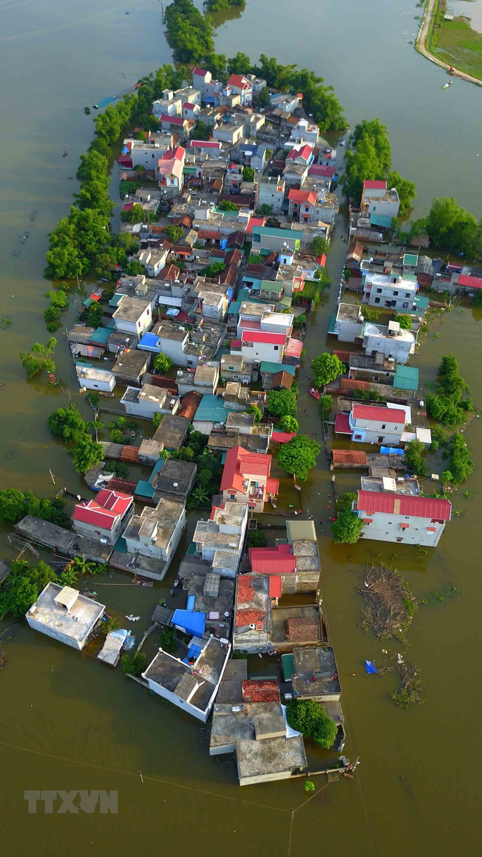 Floodwaters completely isolate Ben Voi village in Can Huu commune (Photo: VNA)