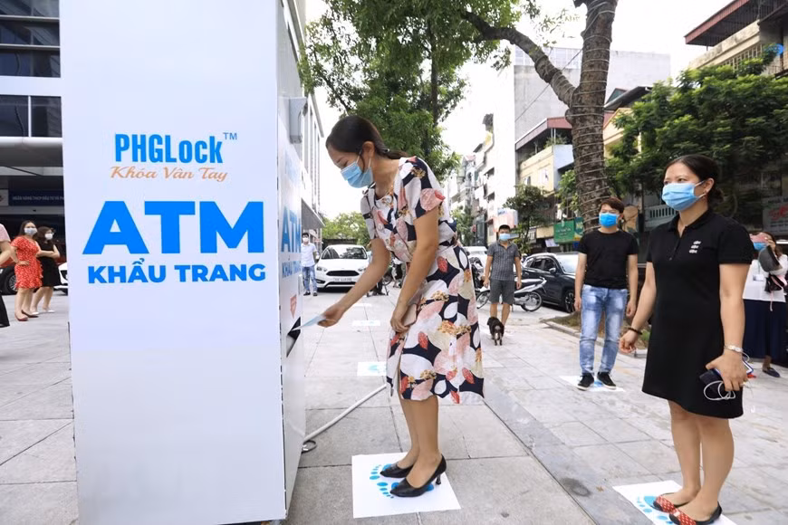 Hanoi's first face mask ATM can be found at No. 23 Lac Trung street in Hai Ba Trung district (Photo: VNA)