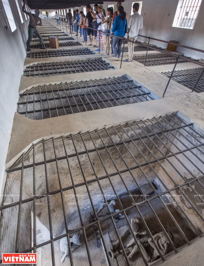 A model depicting a supervisor in Phu Binh prison torturing prisoners in “tiger cages” (Photo: VNP/VNA)