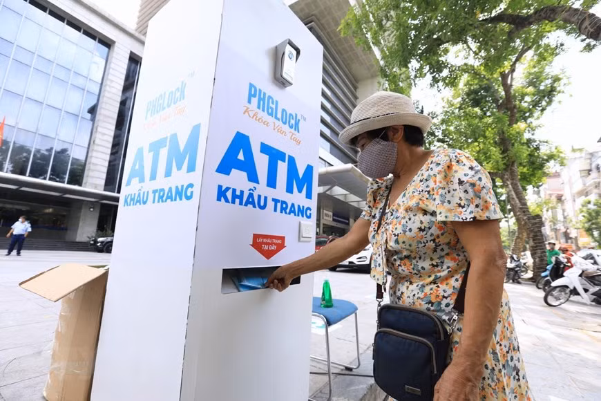 Face masks are being regularly added to the ATM in an effort to keep up with the needs of local people (Photo: VNA)