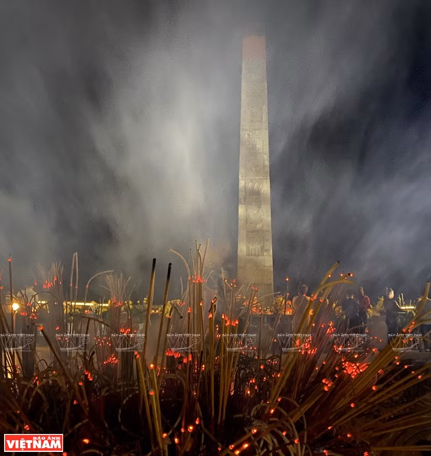Tourists burn incense sticks in Hang Duong cemetery at night to pay their respects to the late soldiers (Photo: VNP/VNA)