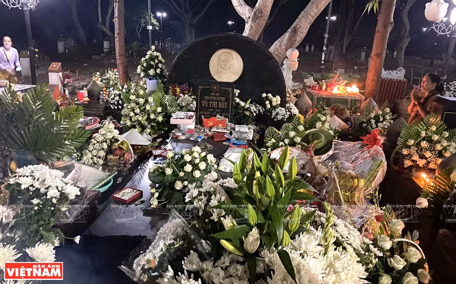 Locals and tourists come to worship at Vo Thi Sau’s grave in Hang Duong cemetery (Photo: VNP/VNA)