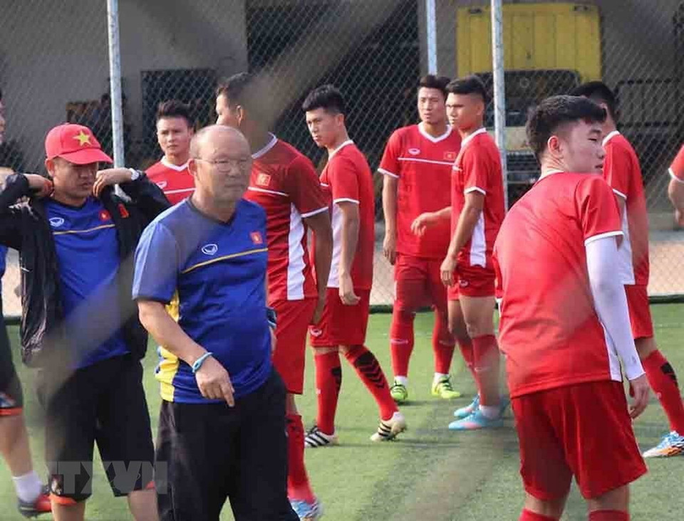 On August 13 afternoon, coach Park Hang-seo and Vietnamese footballers had a training session on Samsang pitch, West Java, Indonesia, in preparation for a match with Pakistan at 4pm on August 14, in group D (Source: VNA)