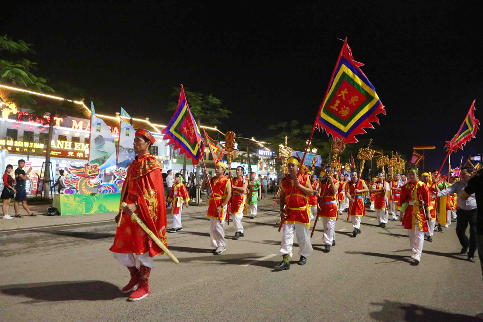 A re-enactment of traditonal procession at the parade (Photo: VNA)