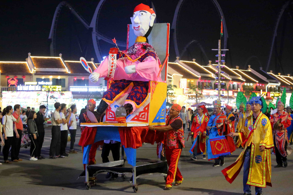 The parade draws the participation of more than 1,000 domestic and foreign artists (Photo: VNA)