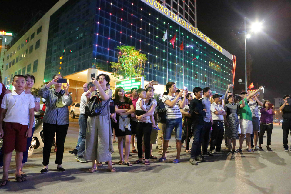 Tourists take photo of the parade (Photo: VNA)