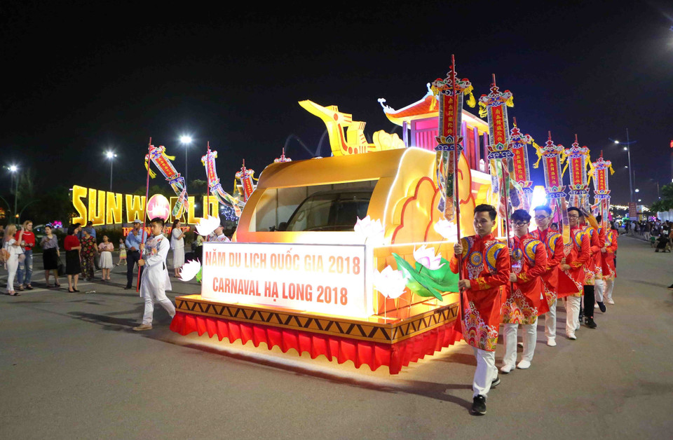 With meticulous preparations, the parade has become an impressive highlight, making significant contributions to the success of Carnival Ha Long 2018 (Photo: VNA)