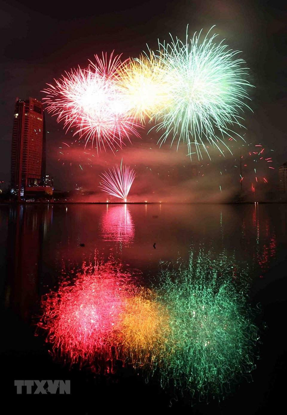 Vietnam and Poland were the first teams to perform in the event. The teams from France and the US will display their fireworks on May 26, Italy and Hong Kong on June 2, and Sweden and Portugal on June 9 (Photo: VNA)