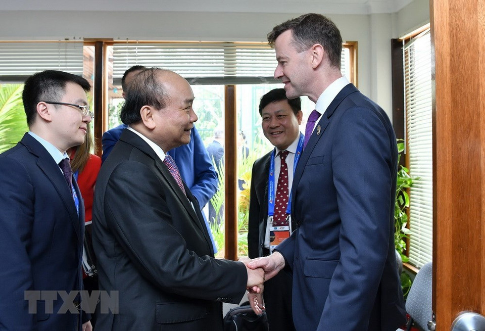 Prime Minister Nguyen Xuan Phuc shakes hands with a representative from the delegation of US enterprises. (Source: VNA).