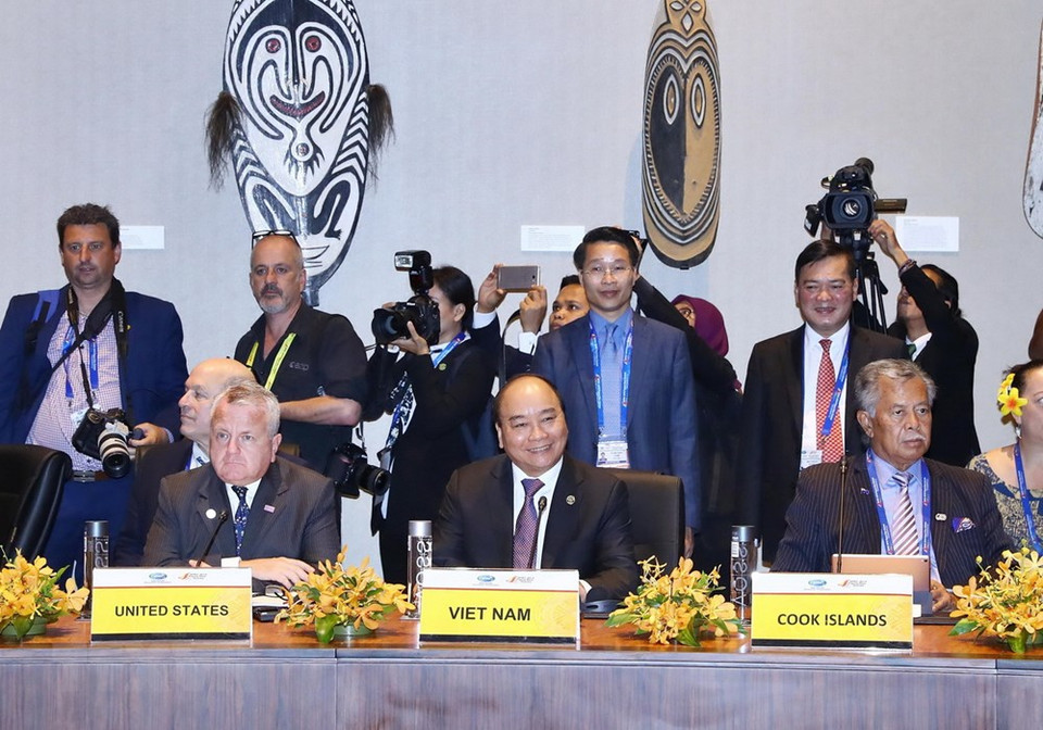 Prime Minister Nguyen Xuan Phuc (C) at the dialogue between leaders of APEC and island nations in Pacific region (Source: VNA)