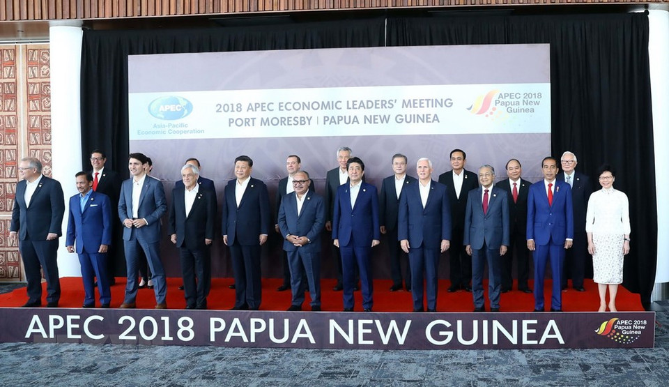Prime Minister Nguyen Xuan Phuc (second, left - back row) and other APEC leaders at the event (Source: VNA)