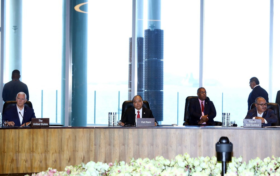Prime Minister Nguyen Xuan Phuc (second, left) at the dialogue between APEC leaders with the International Monetary Fund (IMF) in the framework of 26th APEC Economic Leaders’ Meeting in Papua New Guinea (Source: VNA)