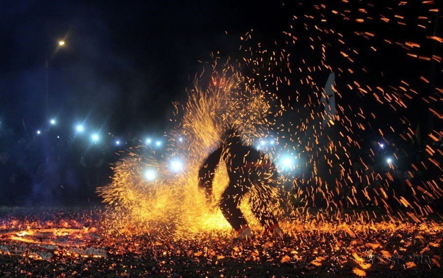 The Pa Then ethnic minority people in Tuyen Quang dance on piles of red coals without being burned or injured. (Photo: VNA)