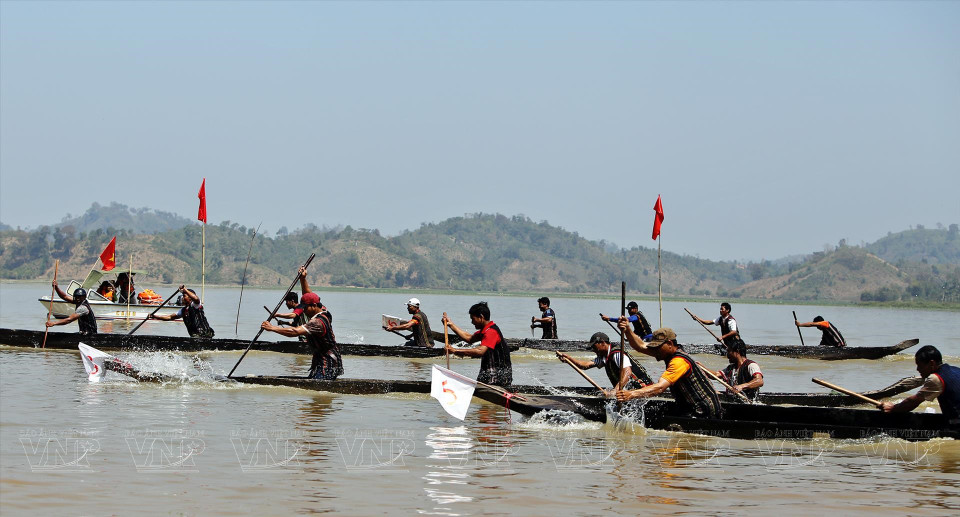 Dugout racing on Lak Lake in Dak Lak province. (Photo: VNP/VNA)