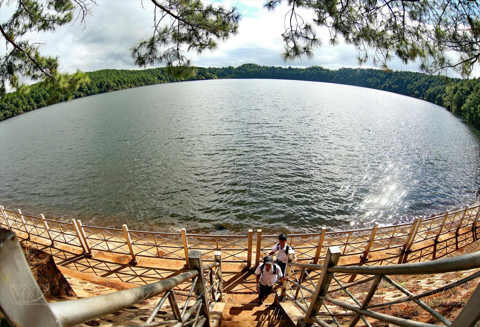 Ta Dung Lake in Dak Nong province has been dubbed an “Inland Ha Long Bay” in the Central Highlands. (Photo: VNP/VNA)