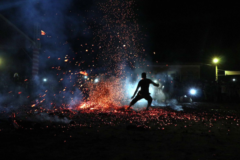The fire jumping ritual of the Pa Then ethnic minority people in Hong Quang commune, Lam Binh district, Tuyen Quang province. (Photo: VNA)