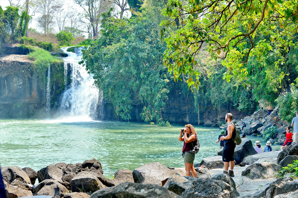 Foreign visitors admire the pristine beauty of Dray Sap Waterfall in Dak Nong province. (Photo: VNP/VNA)