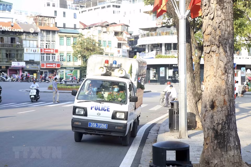 New fines of between 1-3 million VND (42 – 130 USD) are given to lawbreakers as of November 15 (Photo: VNA)