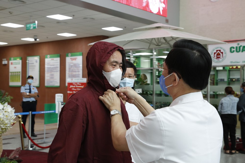 Lung transplanted patient is dispatched from hospital (Photo: VNA)