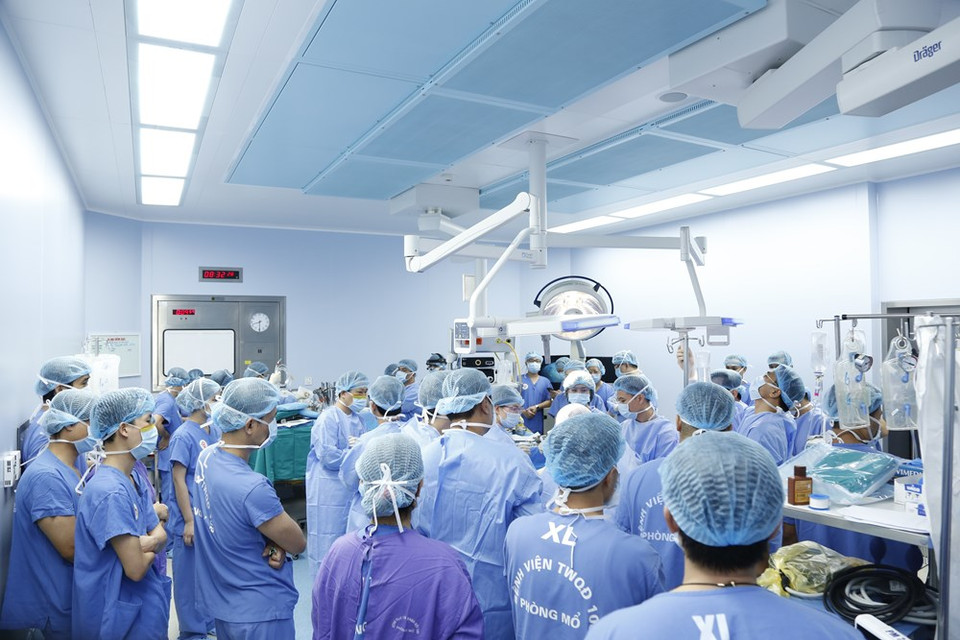 Over 150 doctors, nurses, pharmacists, technicians of 108 Military Central Hospital in close coordination with the Central Lung Hospital perform the 4th multiple organ transplant (Photo: VNA)