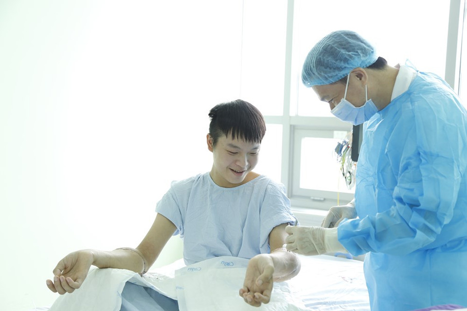 The young man is happy with newly transplanted forearms (Photo: VNA)