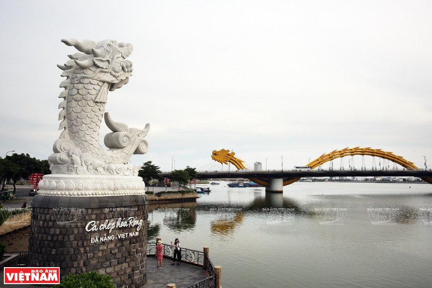 Dragon bridge is a symbol of the upward development of Da Nang. (Photo: VNP/VNA)