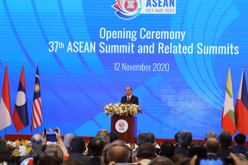The 37th ASEAN Summit and related summits offer opportunities for ASEAN member nations to comprehensively evaluate the results of intra-bloc cooperation as well as cooperation between the group and its partners, towards setting priorities for the next stage. In the photo: Prime Minister Nguyen Xuan Phuc addresses the opening ceremony of the 37th ASEAN Summit. (Photo: VNA)
