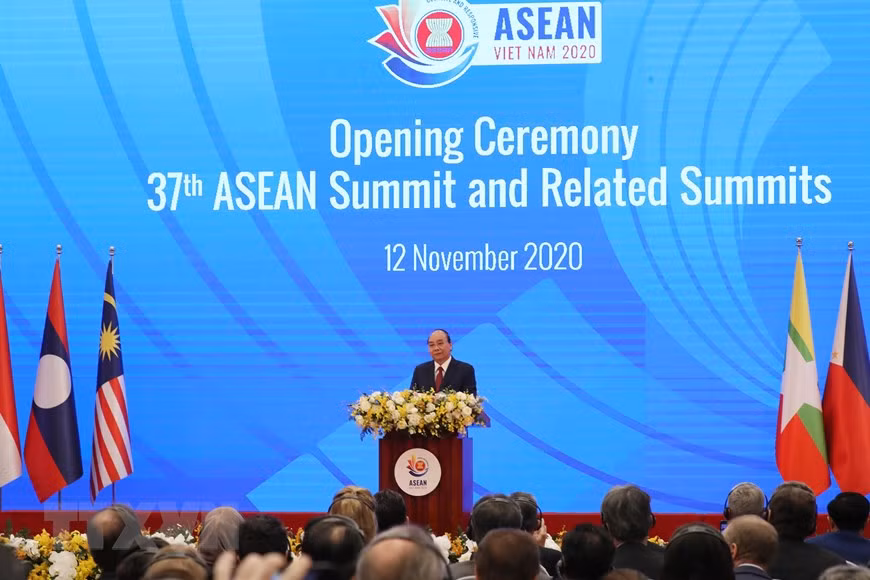 Prime Minister Nguyen Xuan Phuc addresses the opening ceremony of the 37th ASEAN Summit. (Photo: VNA)