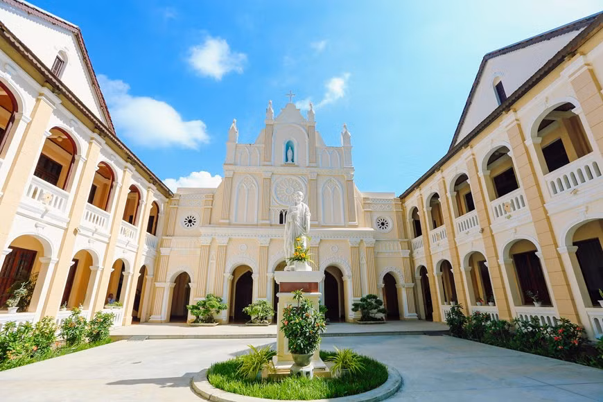 The church also has distinctive features of Gothic architecture, including the pointed arch, the ribbed vault and the flying buttress. (Photo: Minh Son/Vietnamplus)