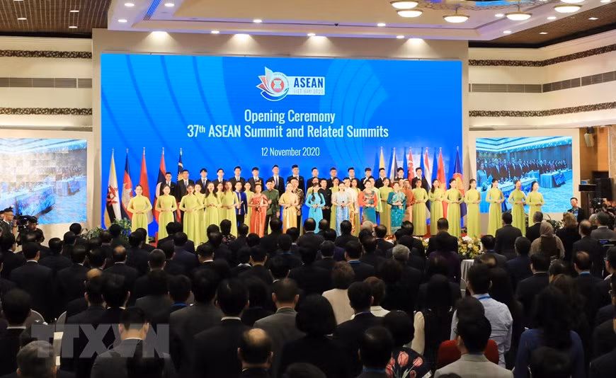 Leaders of ASEAN member countries and delegates solemnly sing the ASEAN Anthem (Photo: VNA)