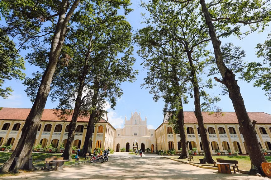 The church also has distinctive features of Gothic architecture, including the pointed arch, the ribbed vault and the flying buttress. (Photo: Minh Son/Vietnamplus)