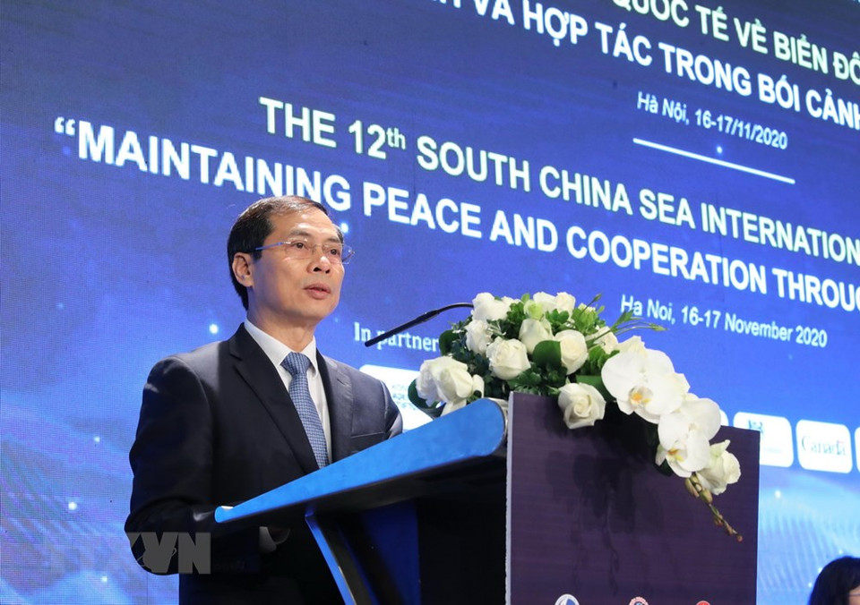 Deputy Foreign Minister Bui Thanh Son stressed the need for parties to step up dialogue and win-win cooperation, seek peaceful solutions to differences and conflicts at sea on the basis of international law, and intensify cooperation to turn the East Sea into a sea of connectivity and cooperation instead of competition and confrontation. In the photo: Deputy Foreign Minister Bui Thanh Son addresses the conference (Photo: VNA)