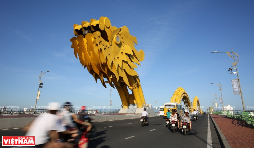 The Han river flowing through the heart of Da Nang has the most bridges in Vietnam. There are at least 9 bridges in the central district of the city such as Thuan Phuoc, Han river, Nguyen Van Troi and Dragon which attract many tourists for their unique architectural features. (Photo: VNp/VNA)