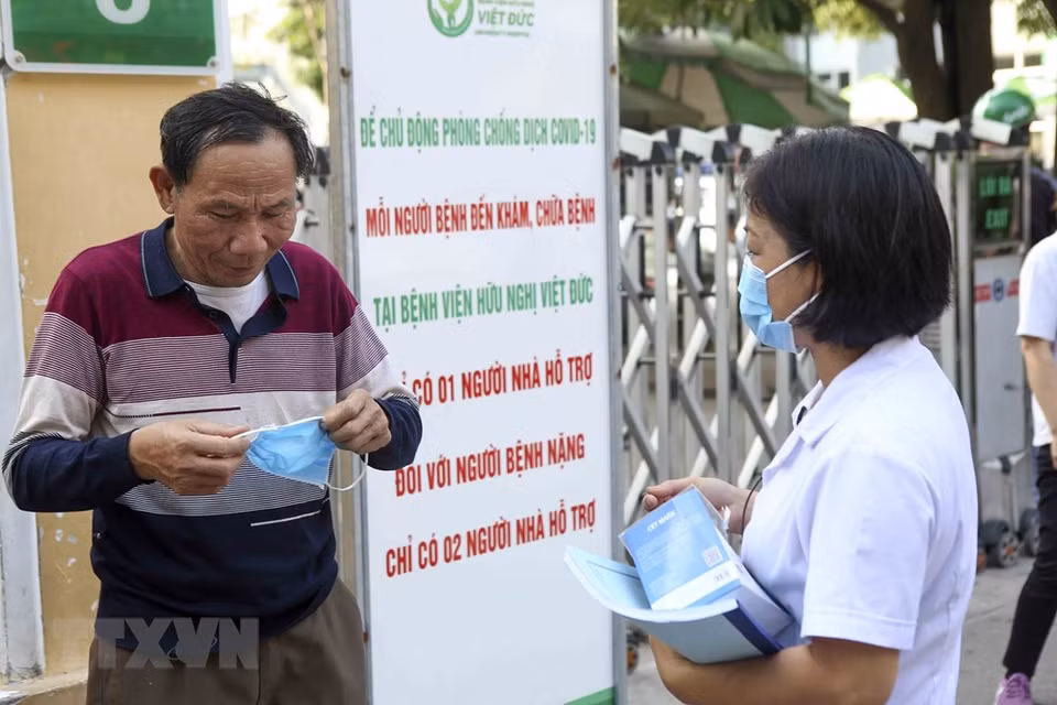 People who don’t wear masks in public places will be fined up to 3 million VND (130 USD). In the photo: masks are provided to people visiting Viet Duc Hospital in a bid to prevent the spread of coronavirus (Photo: VNA) 