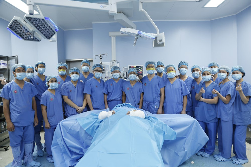 108 Military Central Hospital is the first hospital in Vietnam and the Southeast Asia region successfully perform a concurrent forearm transplant for a 18-year-old patient (Photo: VNA)