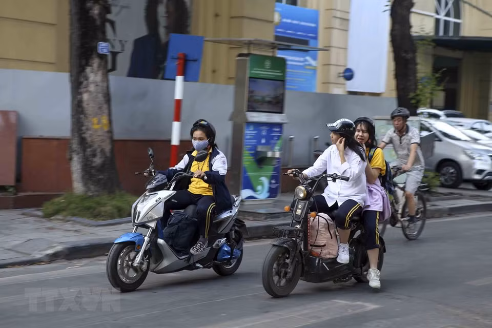 Though the risk of a new COVID-19 outbreak remains, many people have begun to let their guard down by not wearing face masks while outdoors (Photo: VNA)