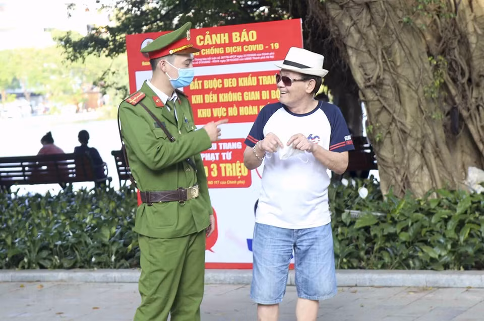 People are requested to wear face mask when at Hoan Kiem Lake (Photo: VNA)