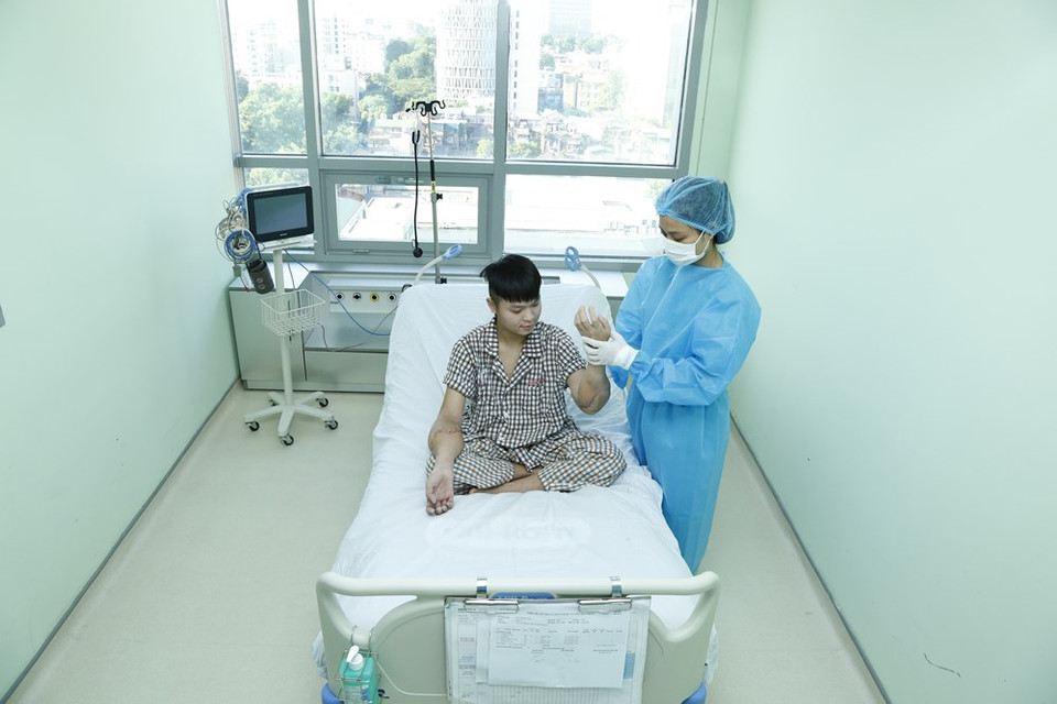 A physical-rehabilitation therapist guides the patient (Photo: VNA)