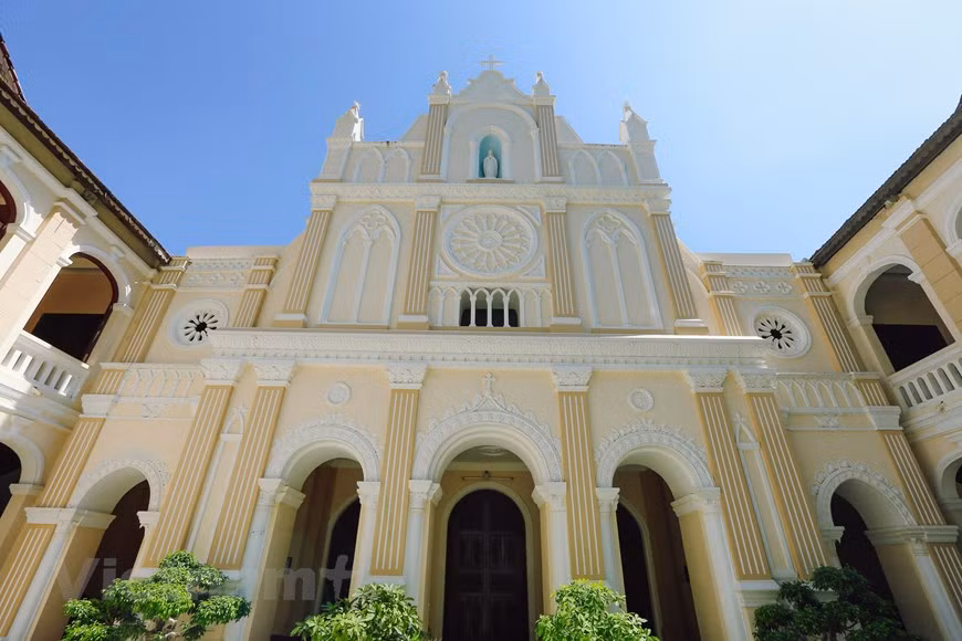 Surrounding the church are two-story French-style buildings. They include lecture halls and accommodation for students training for priest-hood. (Photo: Minh Son/Vietnamplus)