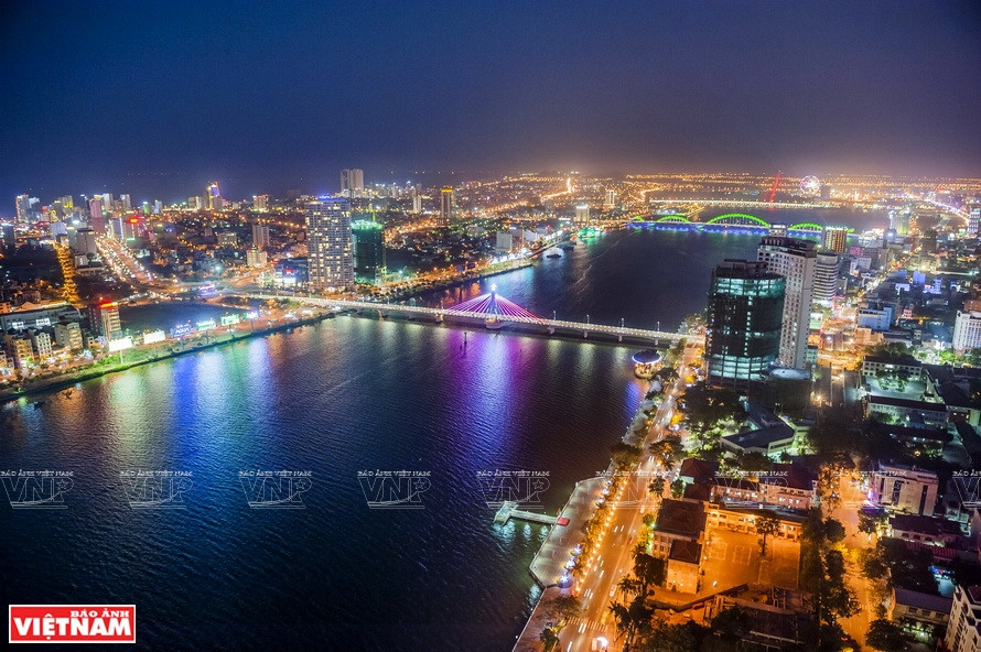 The bridges crossing the Han river are bright at night (Photo: VNP/VNA)