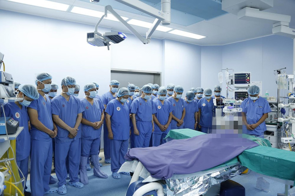 Medical workers observe a minute’s silence to honour the donor (Photo: VNA)